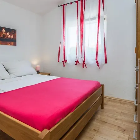 Galic Apartman Vir